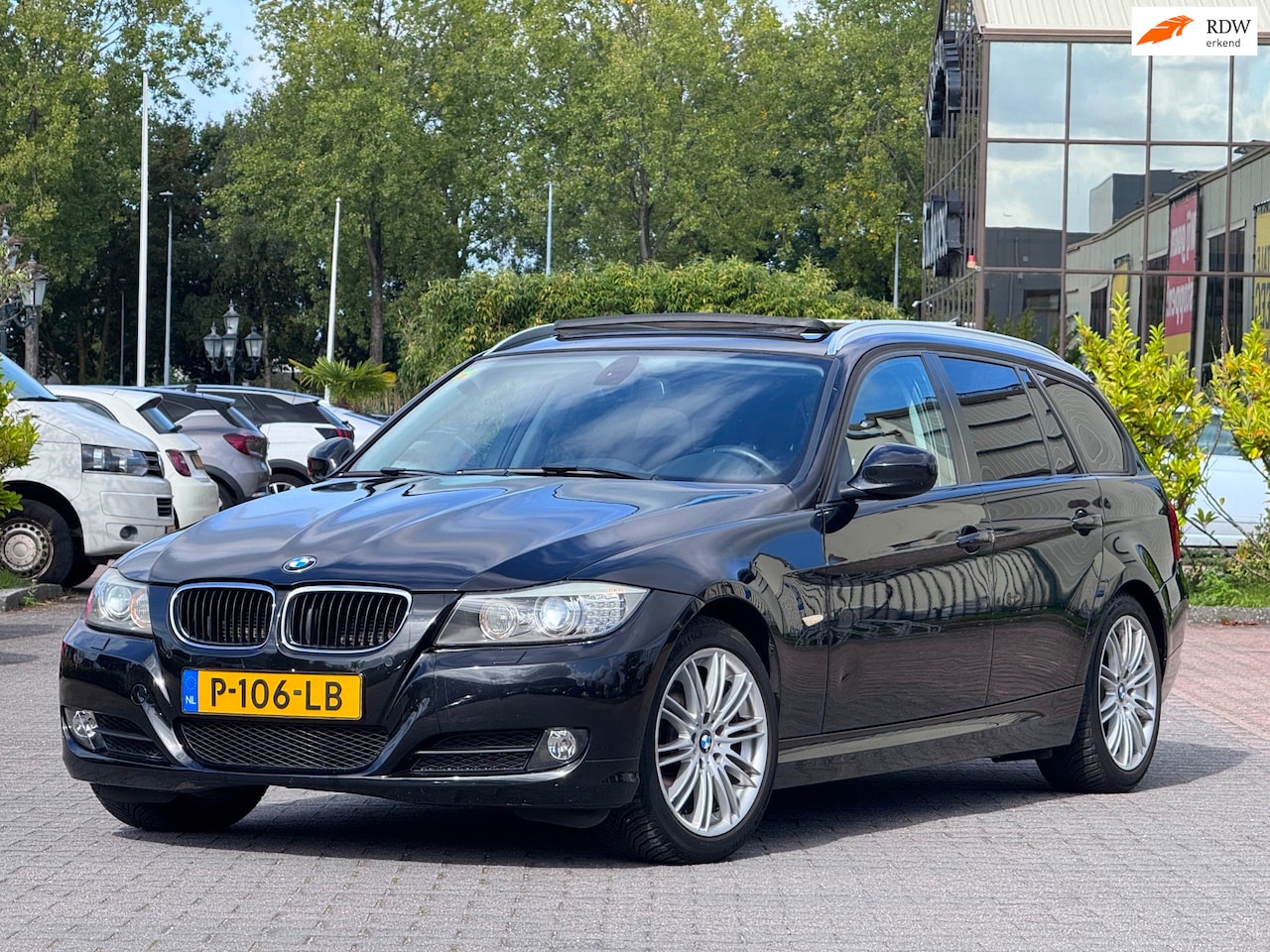 BMW 3-serie Touring - 320i High Executive | Panoramadak | Memory stoelen | Xenon | Trekhaak | Xenon | Onderhoudh - AutoWereld.nl