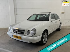 Mercedes-Benz E-klasse - 200 BENZINE AUT LAGE KM 166.688 NAP
