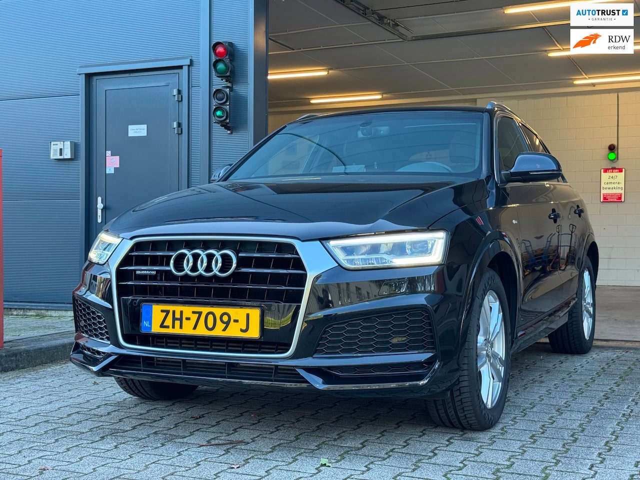 Audi Q3 - 2.0 TFSI QUATTRO / 3X S-LINE / PANO / KEYLESS / CAMERA / AFN. TREKHAAK / STOELVERW. / LEDE - AutoWereld.nl