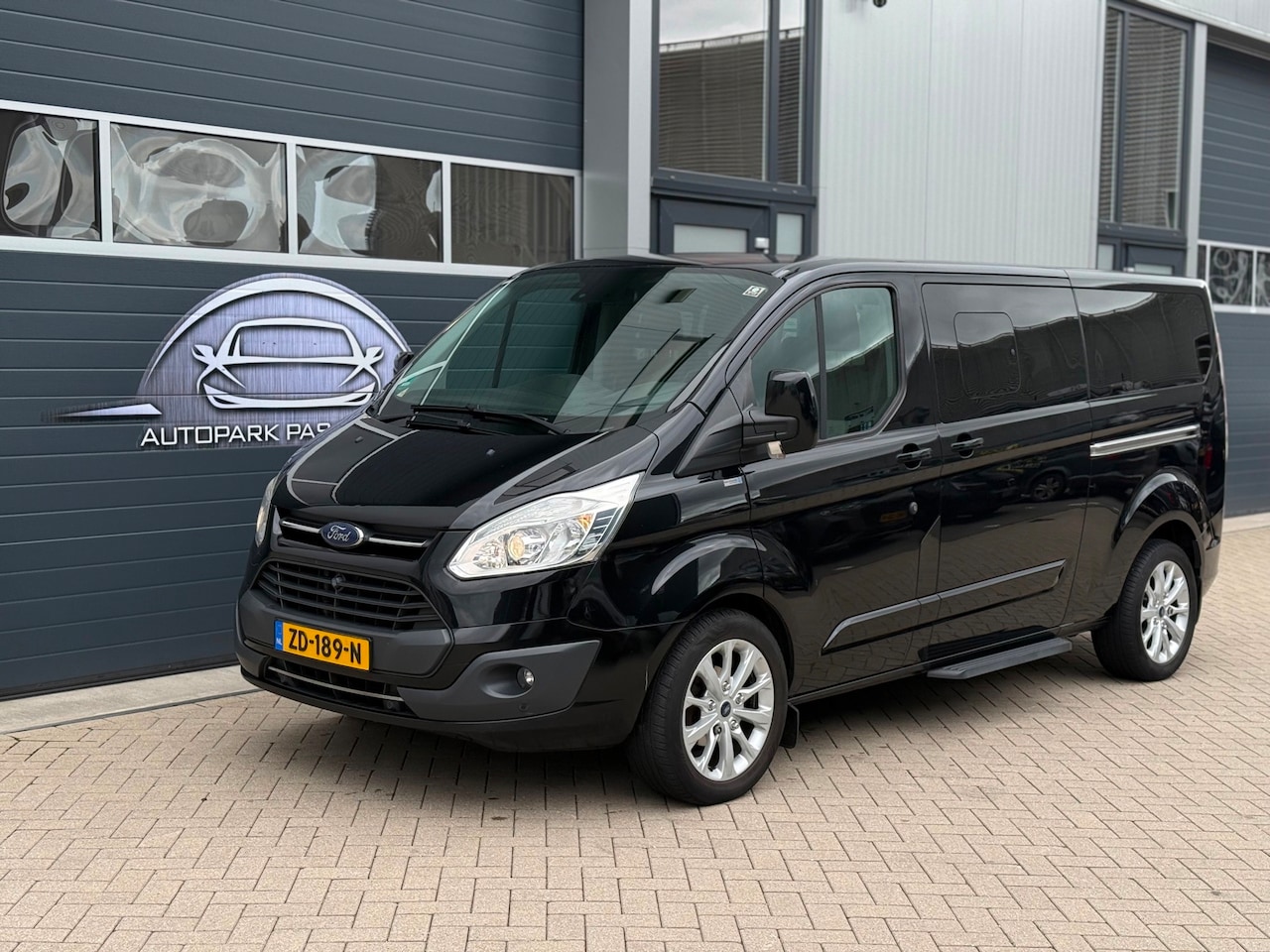 Ford Transit Custom Tourneo - 310 2.0 TDCI L2H1 Titanium Cruise Control, Parkeersensoren, Trekhaak, Navigatie, Dubbele S - AutoWereld.nl