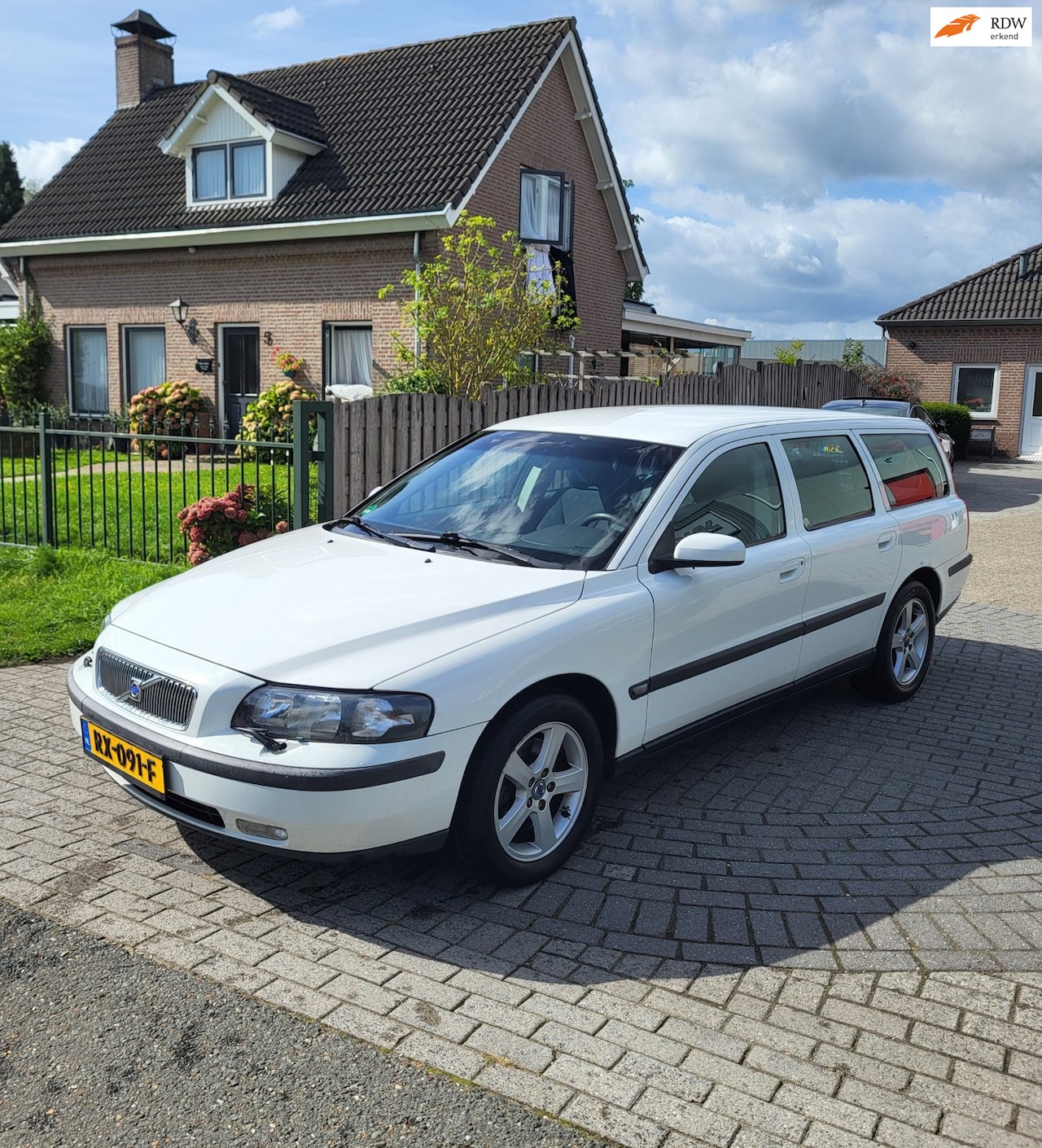 Volvo V70 - 2.4 Automaat,Stoelverwarming,trekhaak,nette auto! - AutoWereld.nl