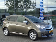 Toyota Verso S - 1.3 VVT-i Dynamic Automaat Panoramadak Trekhaak Navi Clima LMV Parkeersensoren NL