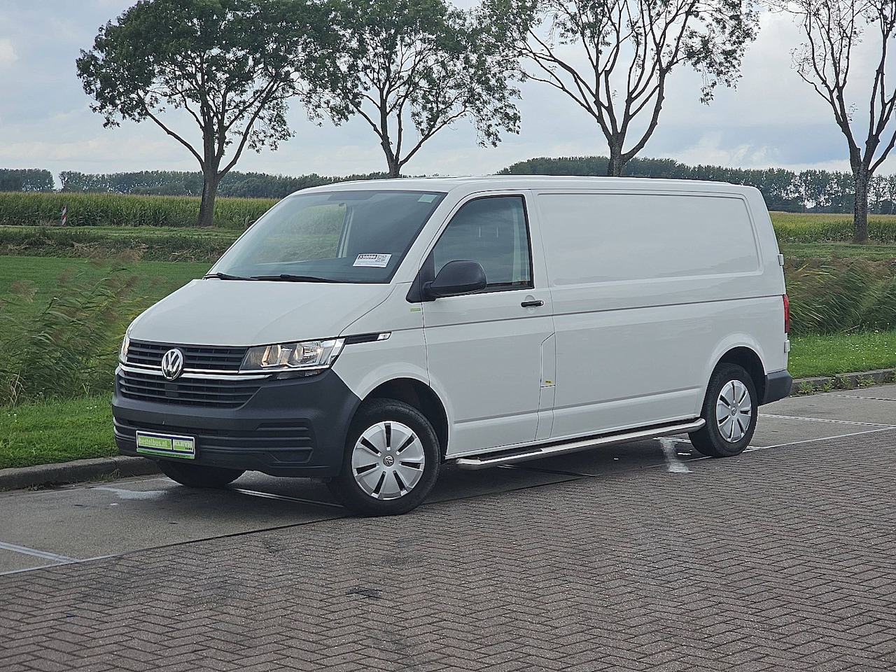 Volkswagen Transporter - 2.0 TDI L2H1 Cruise control, Airco, Pdc, Stoelverwarming, Trekhaak, 3-Zits - AutoWereld.nl
