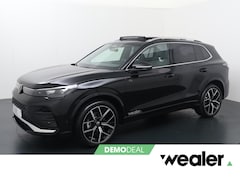 Volkswagen Tiguan - R-Line-Edition 1.5 110 kW / 150 pk eTSI Automaat | Wegklapbare trekhaak | Panoramadak | St