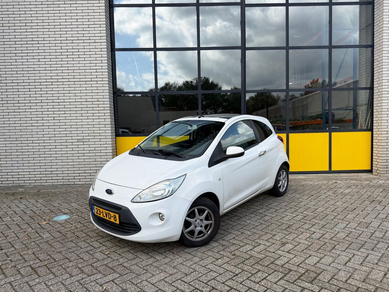 Ford Ka - 1.2 Titanium X 1.2 Titanium X, Panorama dak, 4 seizoenen banden & achteruitrijcamera - AutoWereld.nl