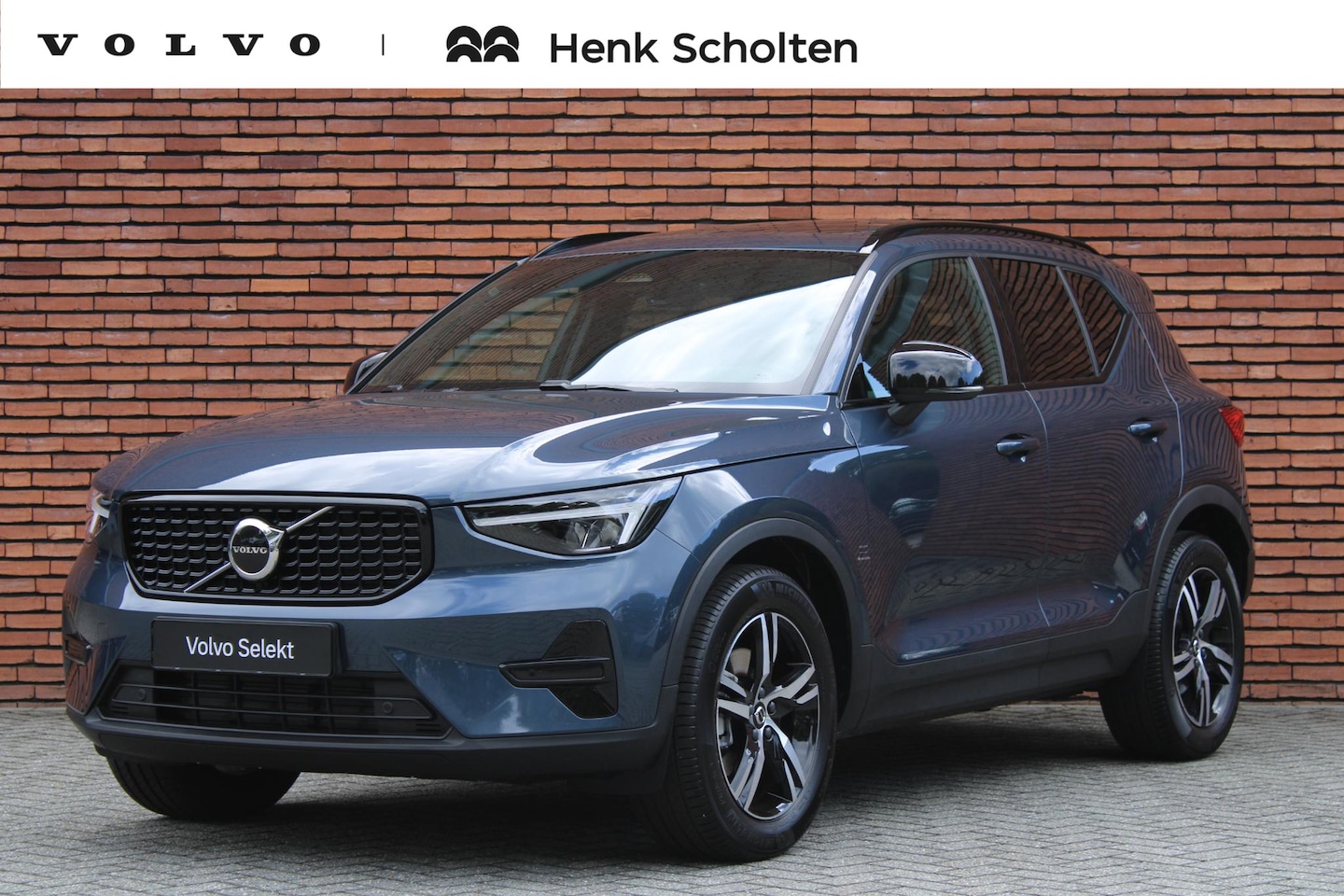 Volvo XC40 - B4 Plus Dark | Trekhaak, inklapbaar | Panoramisch schuif-/ kanteldak | Stoel-/ stuurwielve - AutoWereld.nl