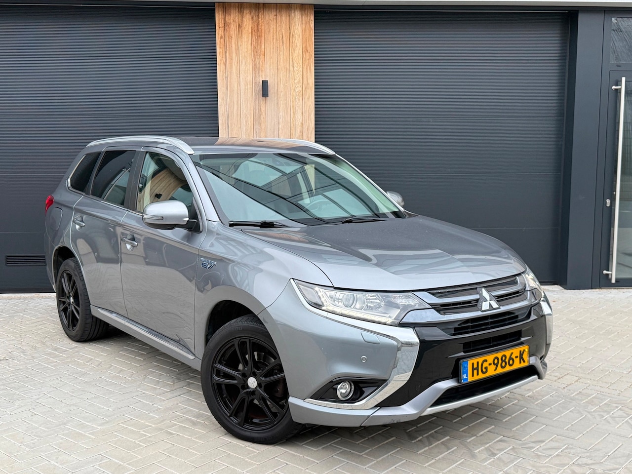 Mitsubishi Outlander - 2.0 PHEV Business Edition (bj 2015) Facelift|Navi|LED|EXPORTPRIJS - AutoWereld.nl
