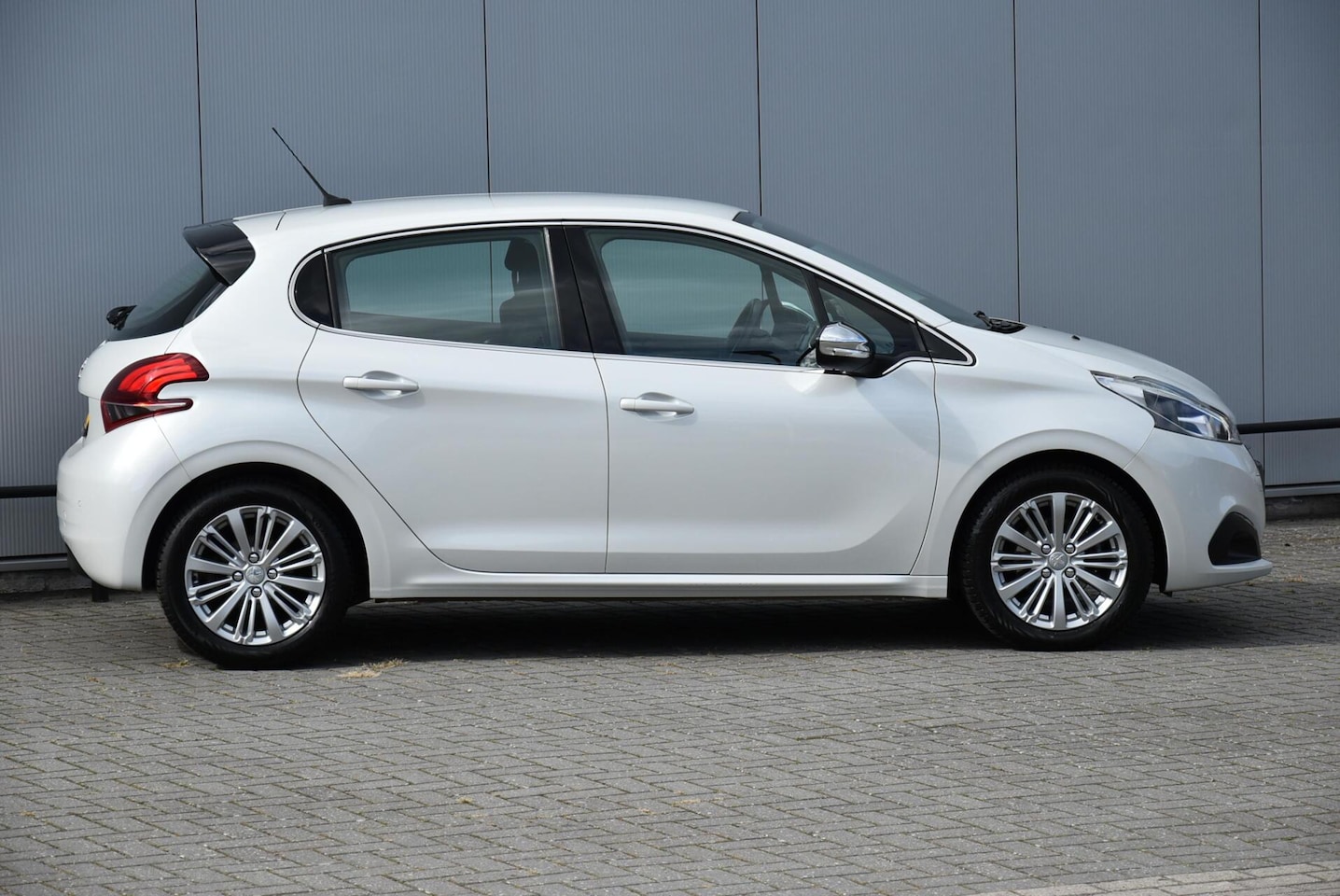 Peugeot 208 - 1.2 PureTech Allure Clima Airco Navi Apple Carplay - AutoWereld.nl