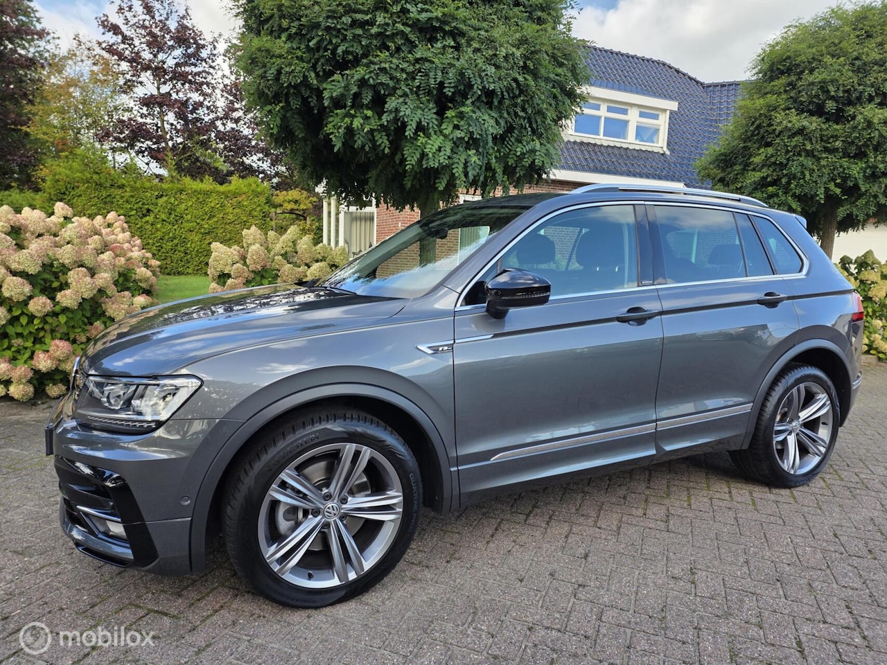 Volkswagen Tiguan - 2.0 4Motion R line/automaat/trekh/carplay - AutoWereld.nl