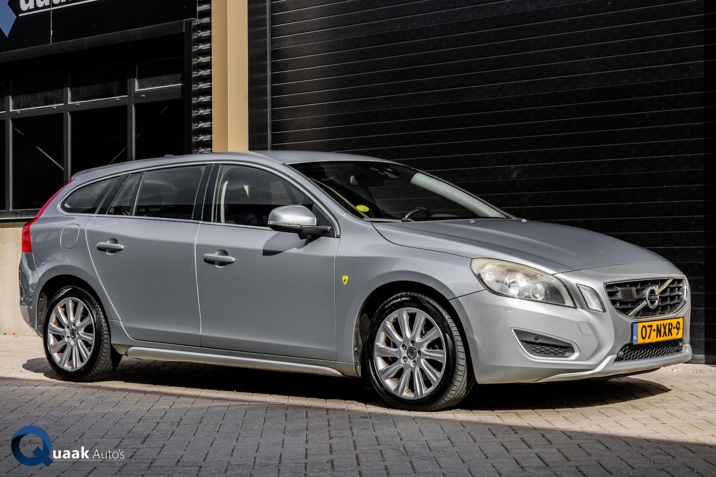 Volvo V60 - 2.0 D3 5-Cillinder | NW. DISTRIBUTIE + WP | AIRCO | BLISS | CRUISE | LEER - AutoWereld.nl