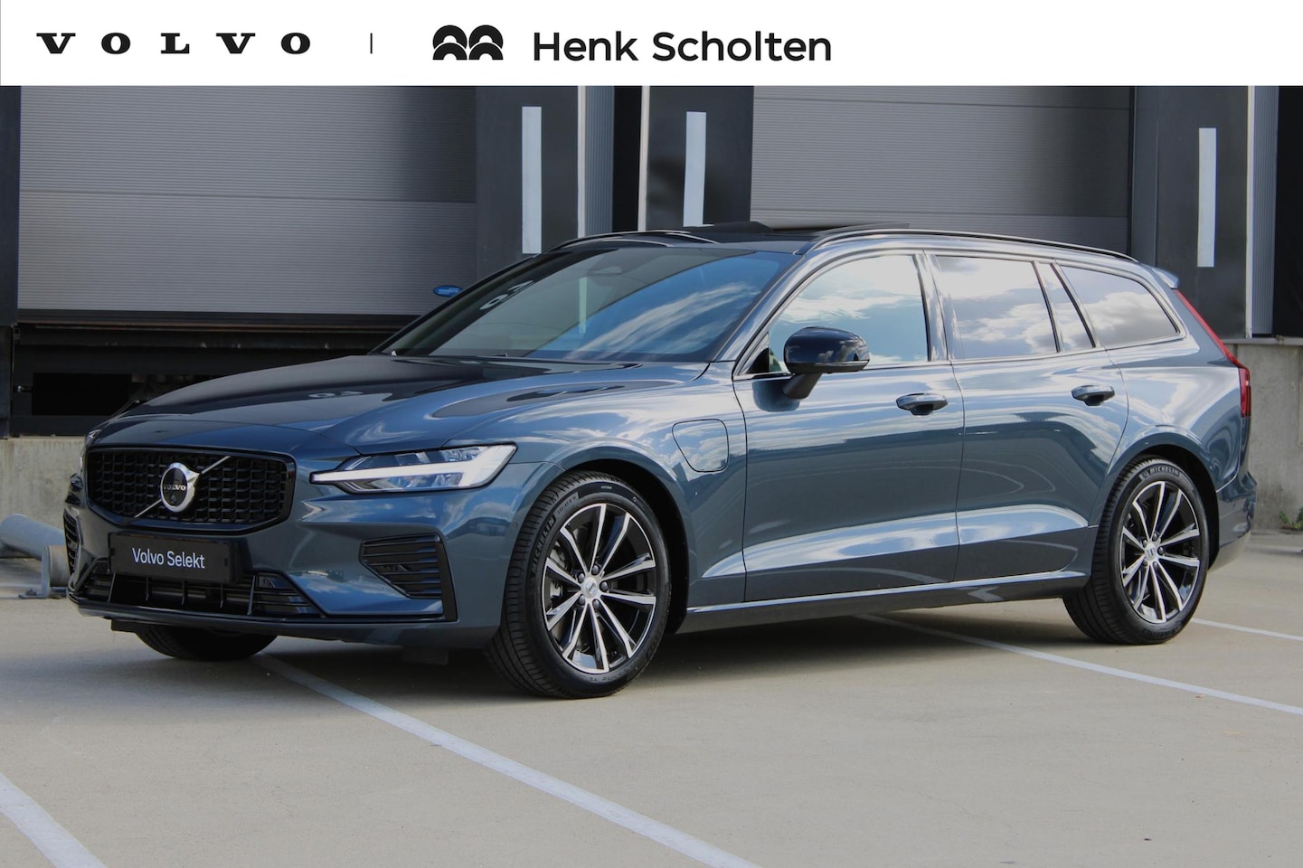 Volvo V60 - T8 Plug-in hybrid AWD Plus Dark | Trekhaak | Panoramadak | Verwarmbare voorstoelen, achter - AutoWereld.nl
