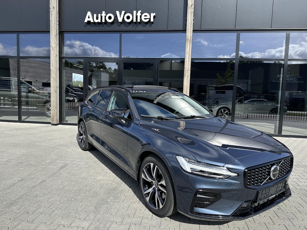Volvo V60 - 2.0 B4 Plus Dark HUD|360|ACC|Pano|leder - AutoWereld.nl