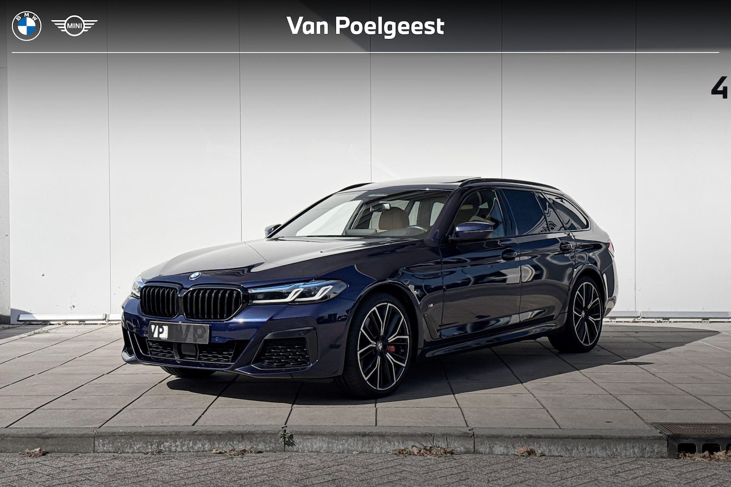 BMW 5-serie Touring - 540d xDrive High Executive M-Sport 20 Inch / Stoelverwarming voor + Achter / Stuurwielrand - AutoWereld.nl