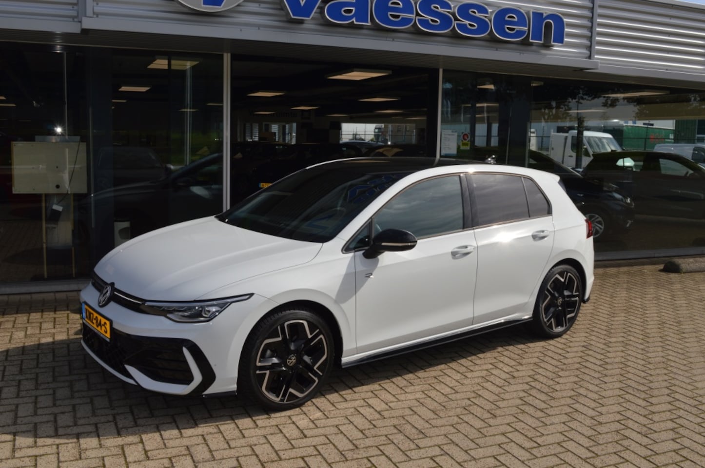 Volkswagen Golf - 1.5 eTSI R-Line 150pk Carplay 360 Camera LMV zwart dak