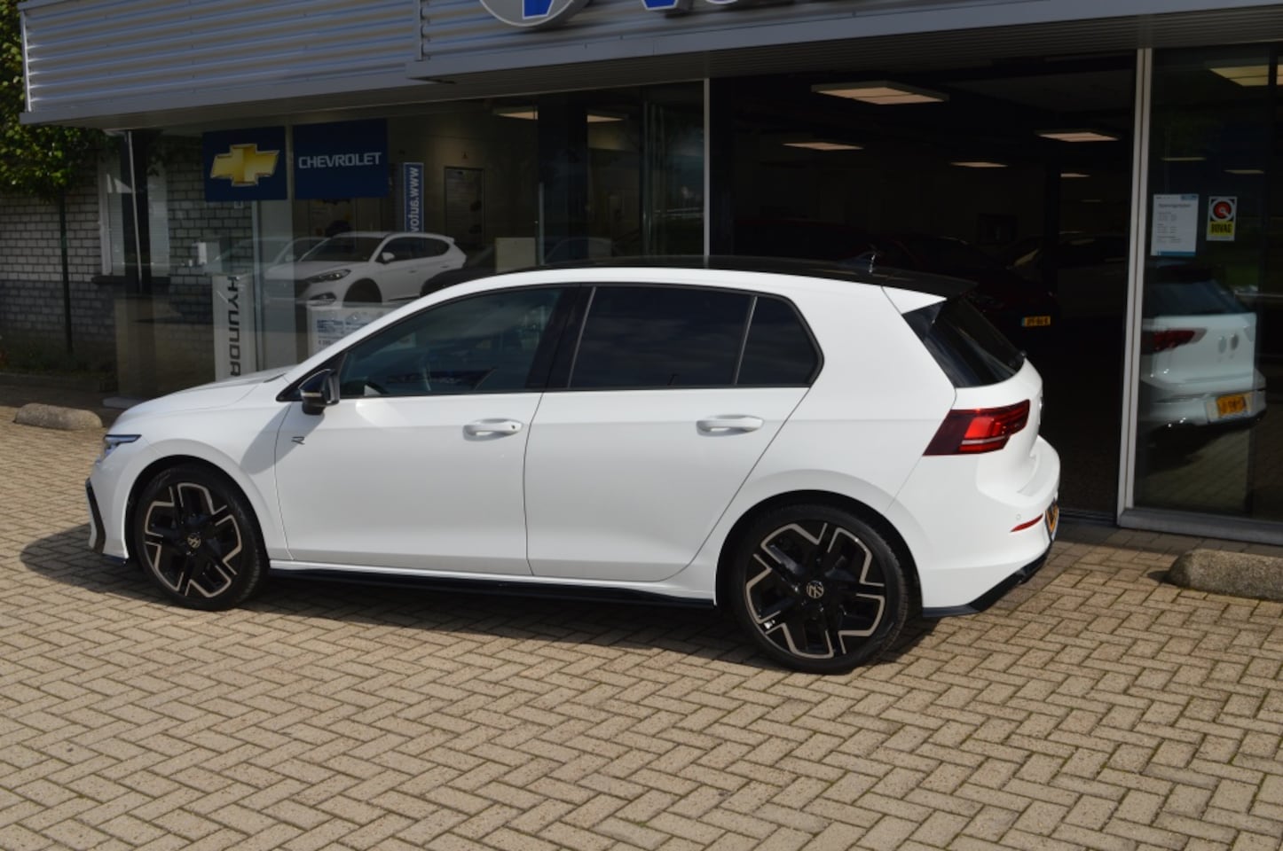 Volkswagen Golf - 1.5 eTSI R-Line 150pk Carplay 360 Camera LMV zwart dak
