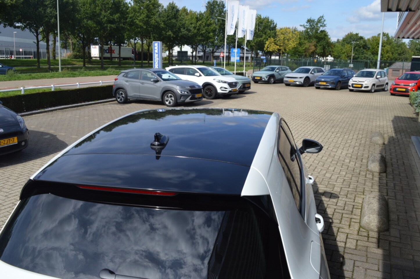 Volkswagen Golf - 1.5 eTSI R-Line 150pk Carplay 360 Camera LMV zwart dak