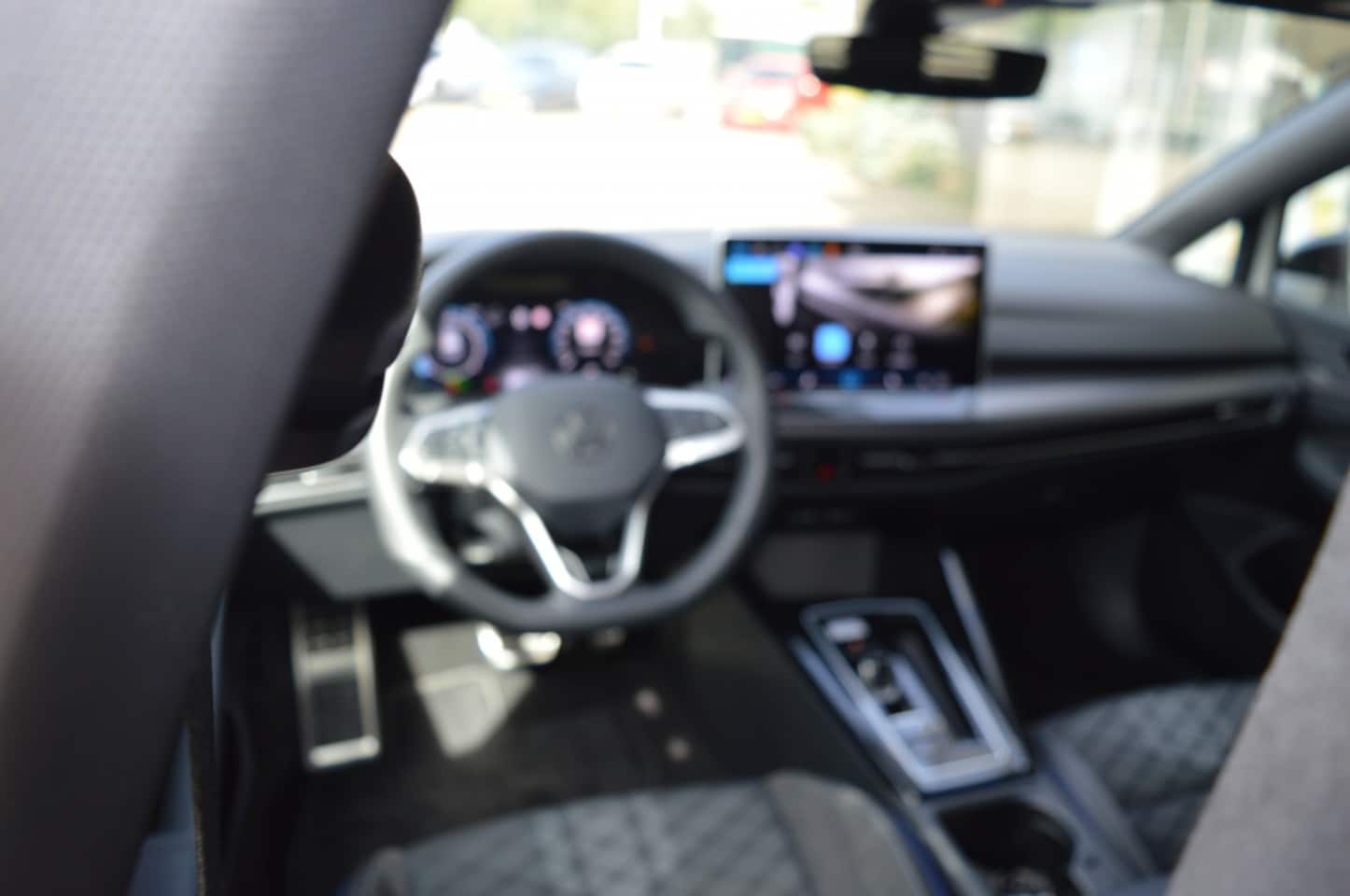 Volkswagen Golf - 1.5 eTSI R-Line 150pk Carplay 360 Camera LMV zwart dak