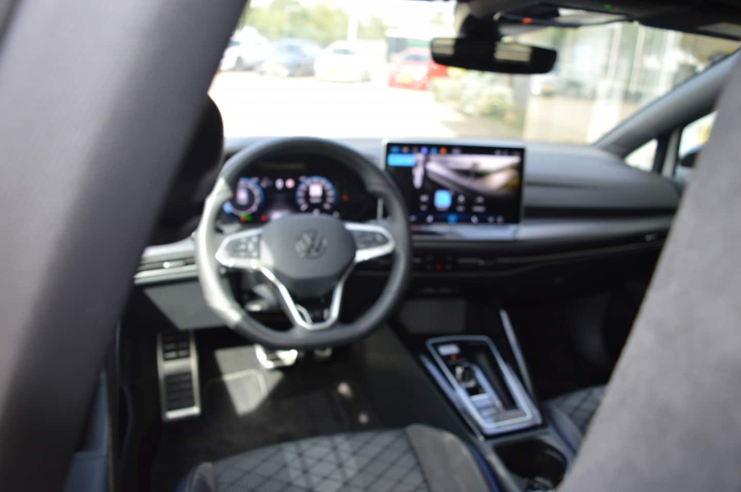 Volkswagen Golf - 1.5 eTSI R-Line 150pk Carplay 360 Camera LMV zwart dak