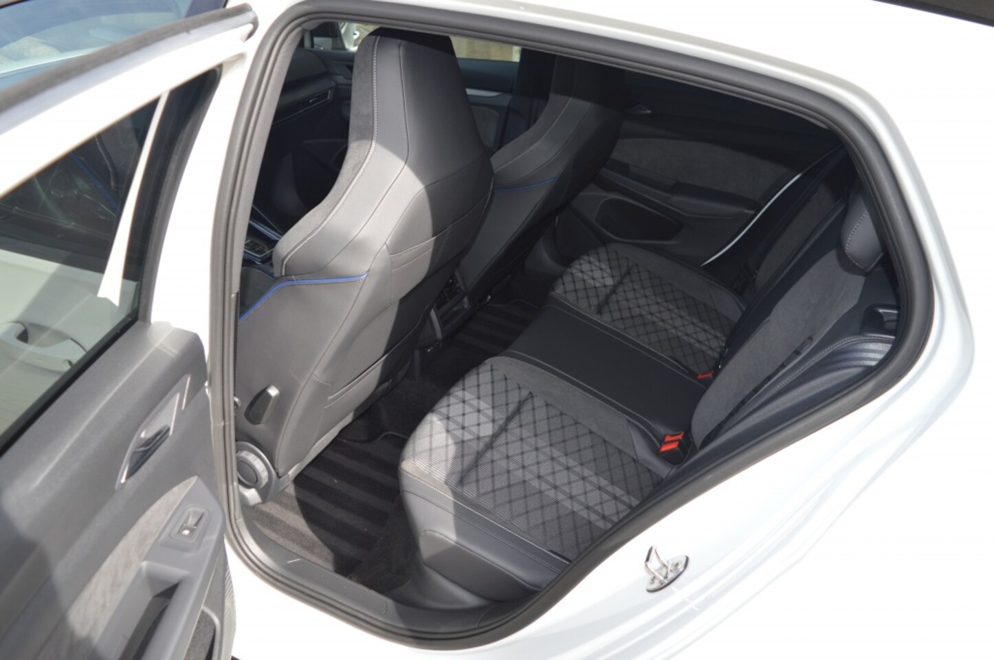 Volkswagen Golf - 1.5 eTSI R-Line 150pk Carplay 360 Camera LMV zwart dak