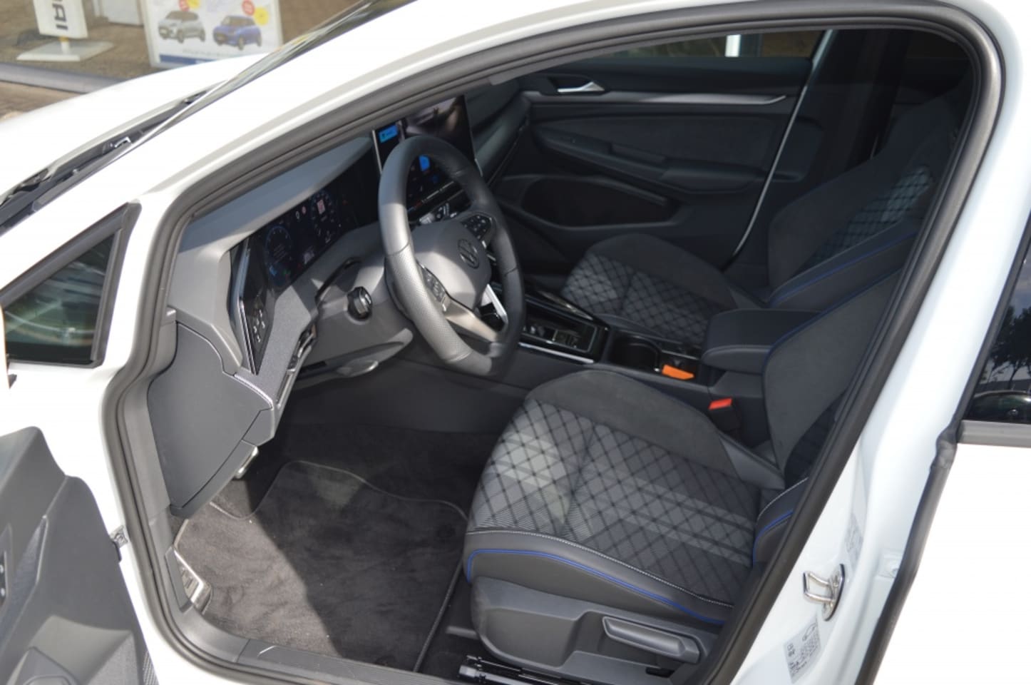Volkswagen Golf - 1.5 eTSI R-Line 150pk Carplay 360 Camera LMV zwart dak