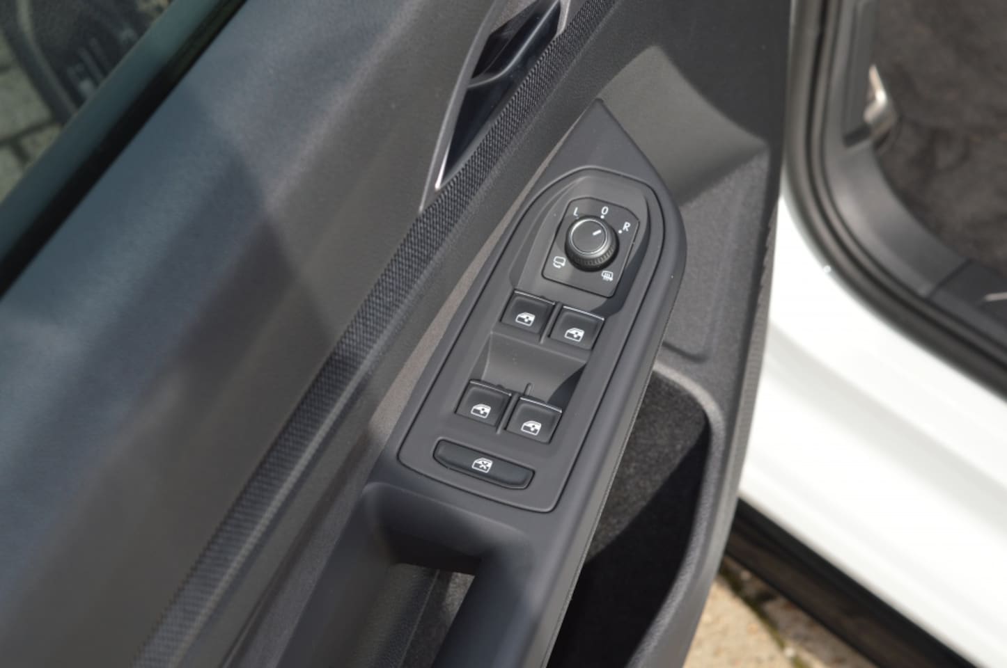 Volkswagen Golf - 1.5 eTSI R-Line 150pk Carplay 360 Camera LMV zwart dak