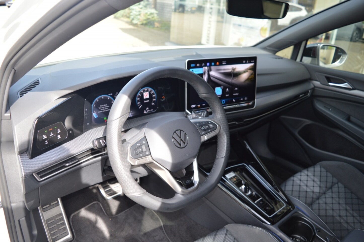 Volkswagen Golf - 1.5 eTSI R-Line 150pk Carplay 360 Camera LMV zwart dak