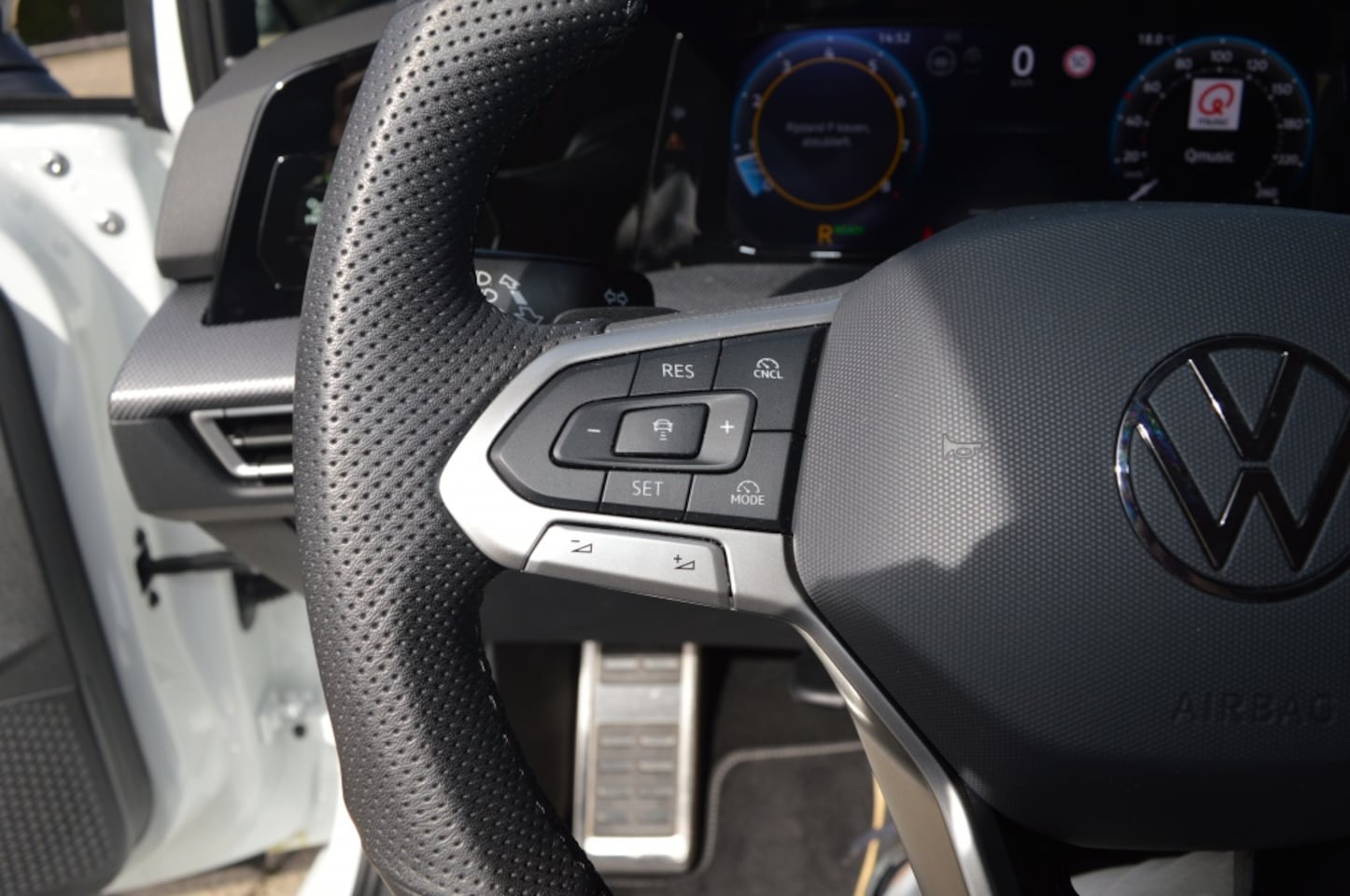 Volkswagen Golf - 1.5 eTSI R-Line 150pk Carplay 360 Camera LMV zwart dak