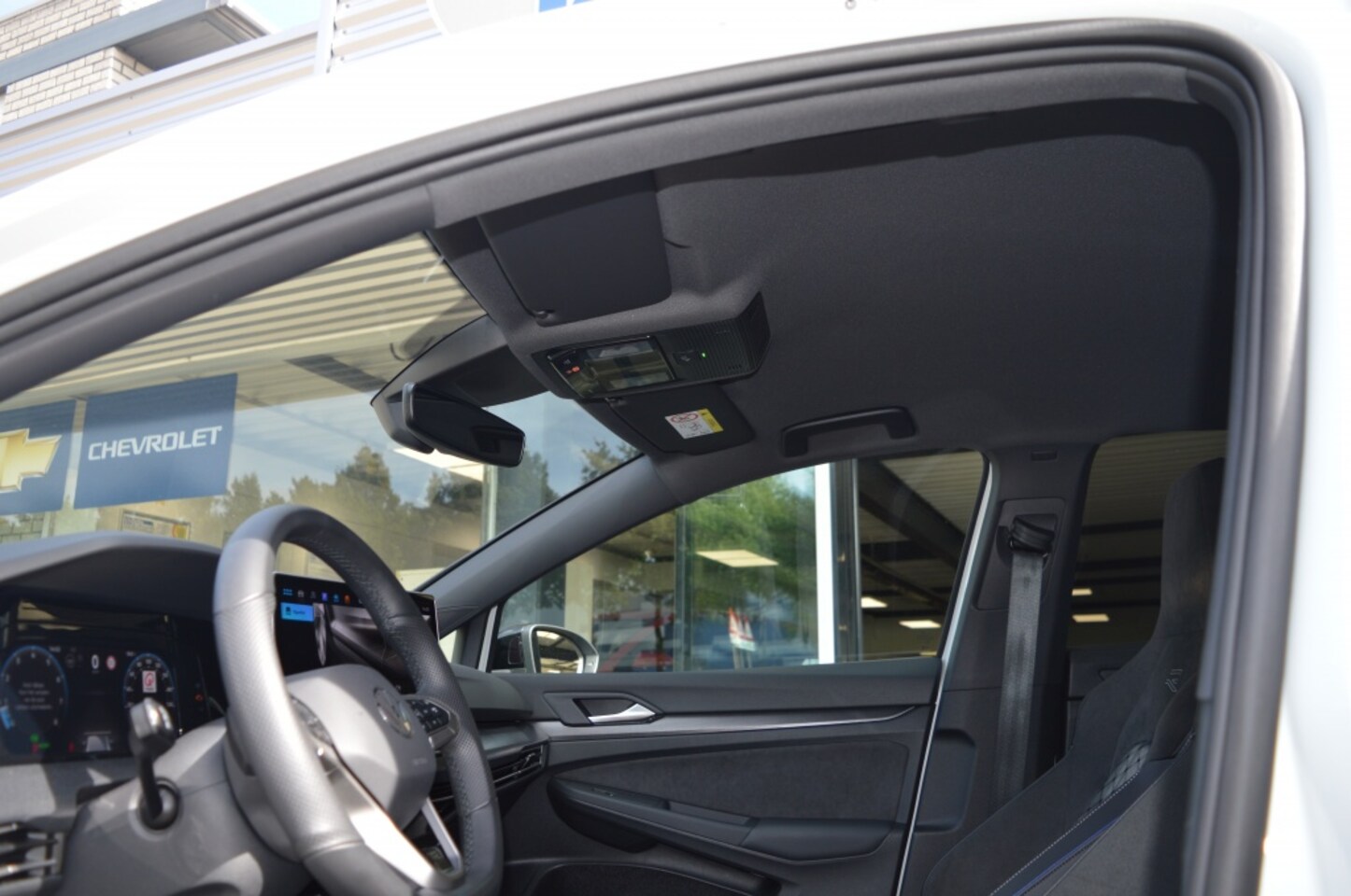 Volkswagen Golf - 1.5 eTSI R-Line 150pk Carplay 360 Camera LMV zwart dak