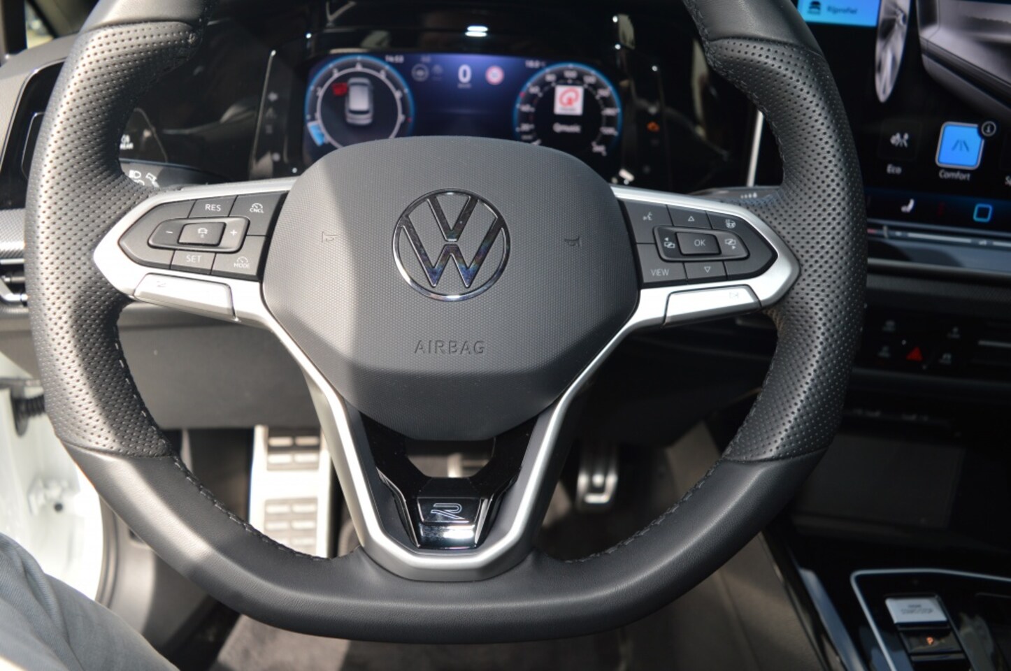 Volkswagen Golf - 1.5 eTSI R-Line 150pk Carplay 360 Camera LMV zwart dak