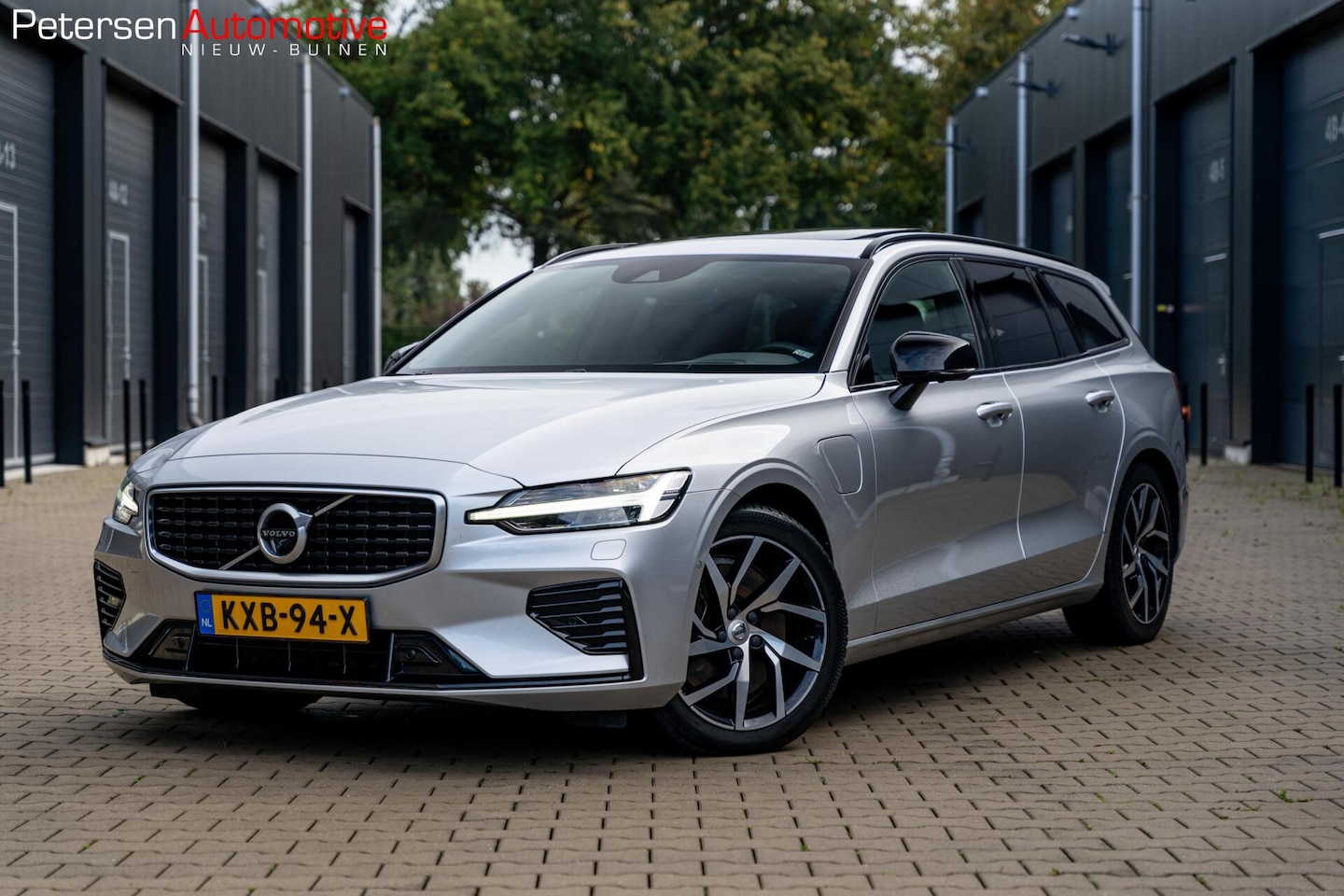 Volvo V60 - 2.0 T6 AWD R-Design *Pano* H&K* HUD* Stoelventilatie* - AutoWereld.nl