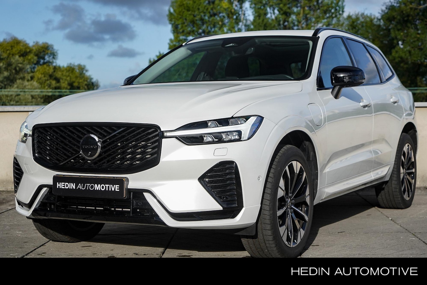 Volvo XC60 - 2.0 T6 Plug-in hybrid AWD Ultra Dark Actieve Luchtvering | Panoramadak | Semi Elek Trekhaa - AutoWereld.nl
