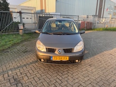 Renault Grand Scénic - 2.0-16V Dynamique Comfort 7 Zits