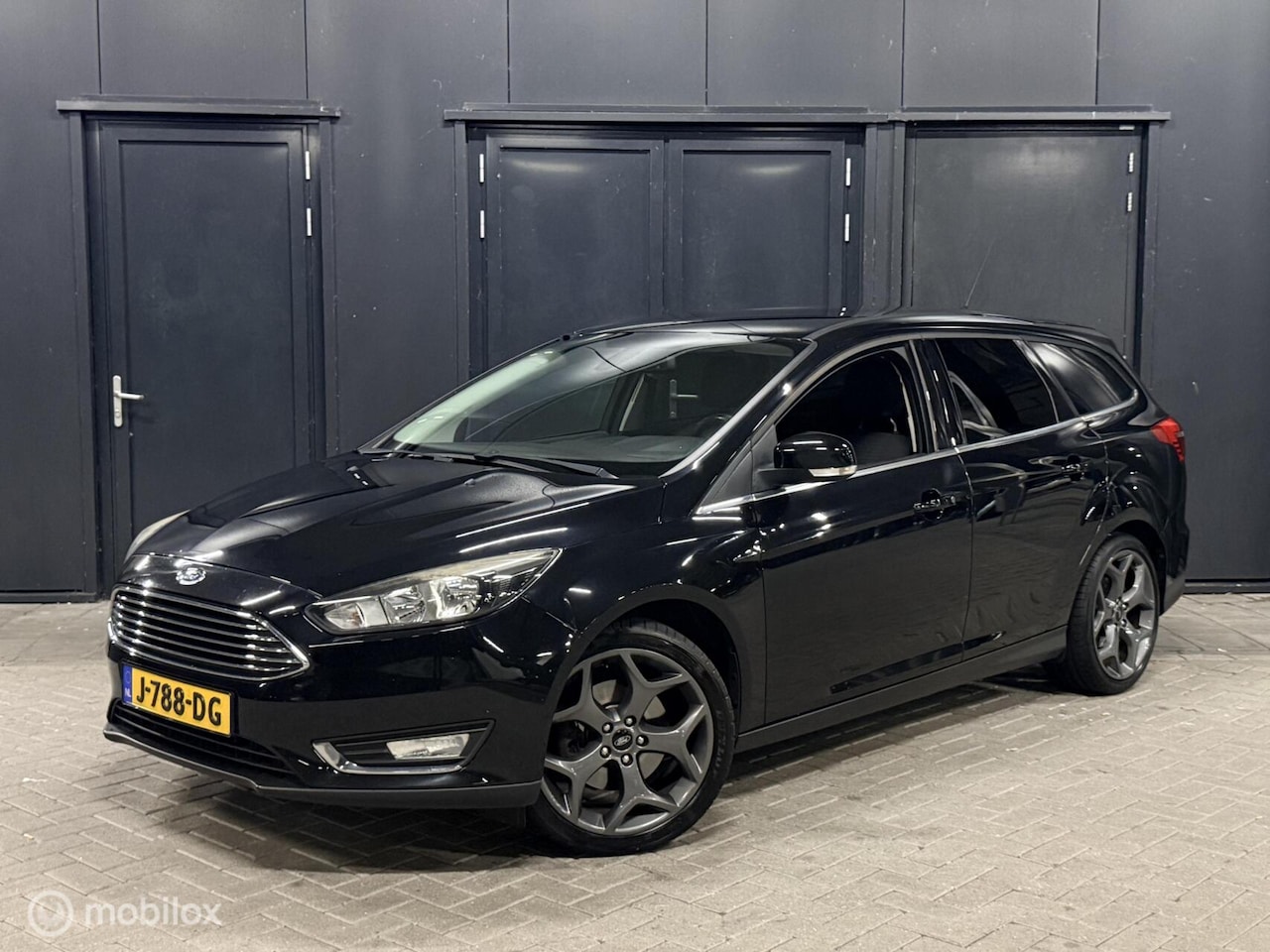 Ford Focus Wagon - 1.5 Titanium Edition trekhaak/18inch/netjes - AutoWereld.nl