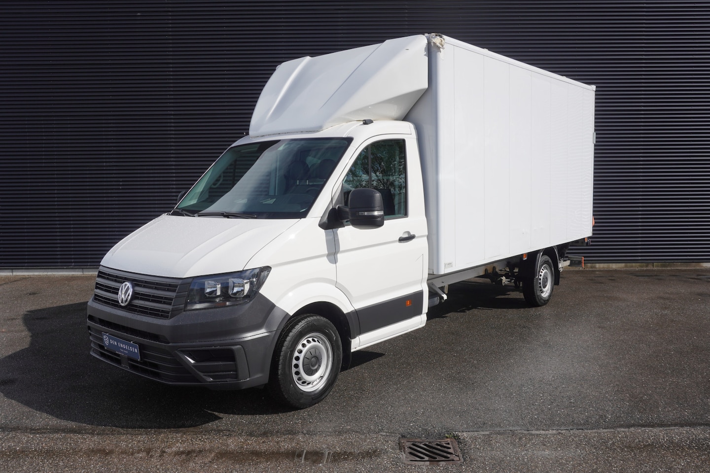 Volkswagen Crafter - 140pk Automaat Bakwagen Laadklep zijdeur Apple Carplay Airco Cruise control - AutoWereld.nl