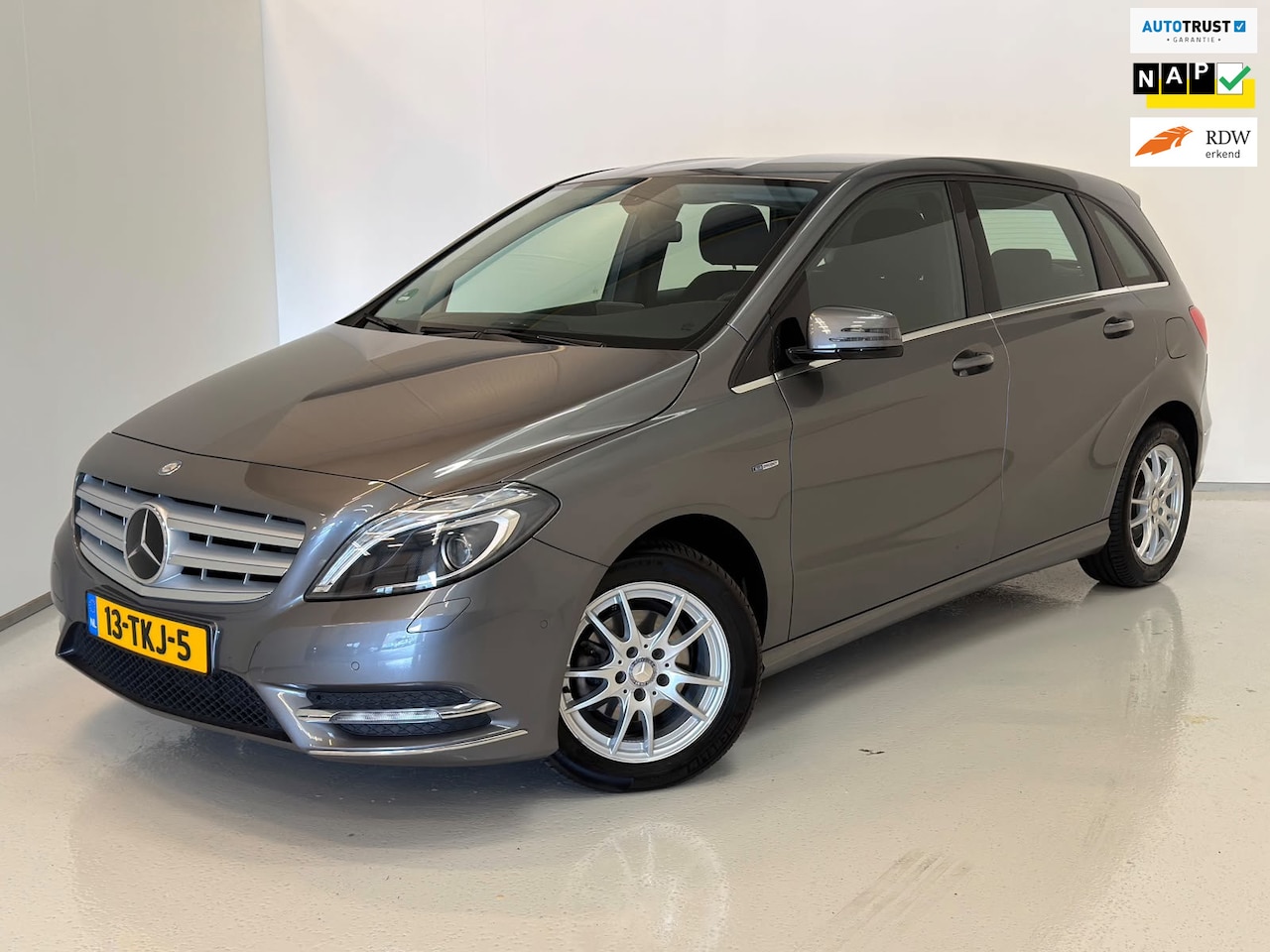 Mercedes-Benz B-klasse - 180 Ambition / NL-auto / 1e eig. / Dealeronderhouden - AutoWereld.nl