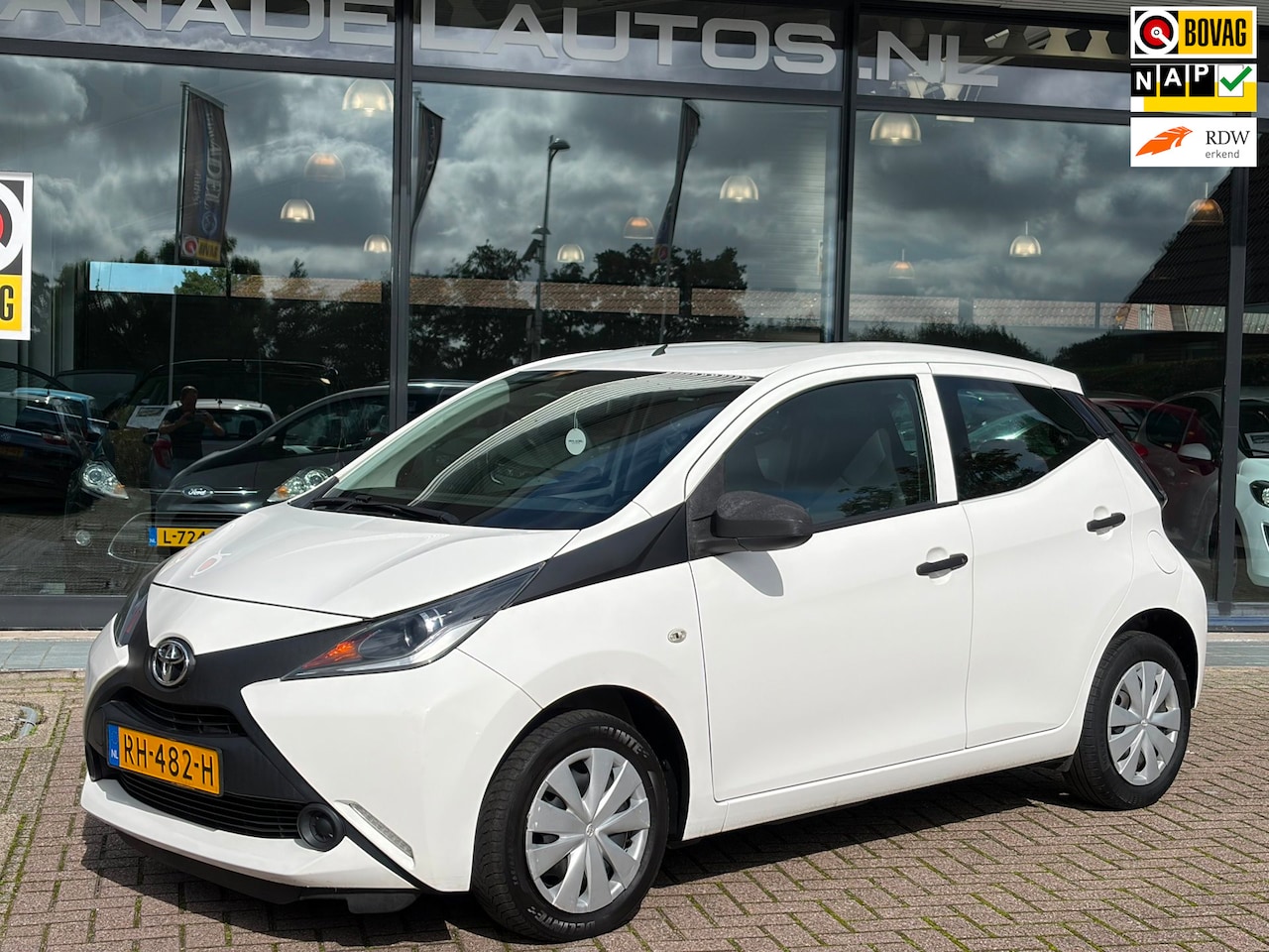 Toyota Aygo - 1.0 VVT-i x-fun 5Drs 95d-KM! Airco Bluetooth NL-Auto NAP! - AutoWereld.nl