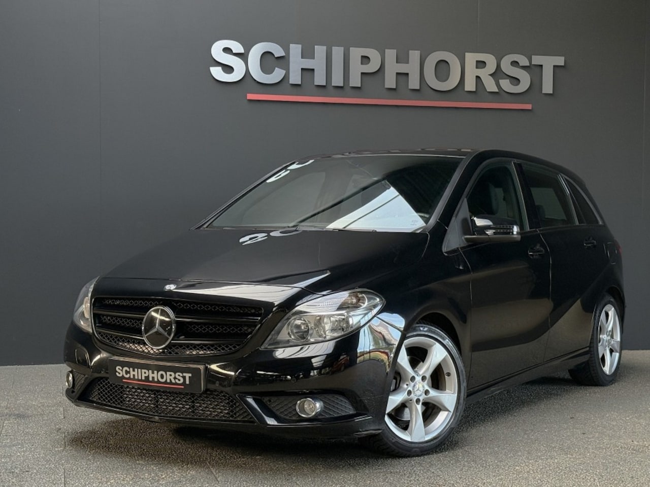 Mercedes-Benz B-klasse - B 180 Autom Ambition Leer elec trekhaak Navi 17 inch 59787 km - AutoWereld.nl