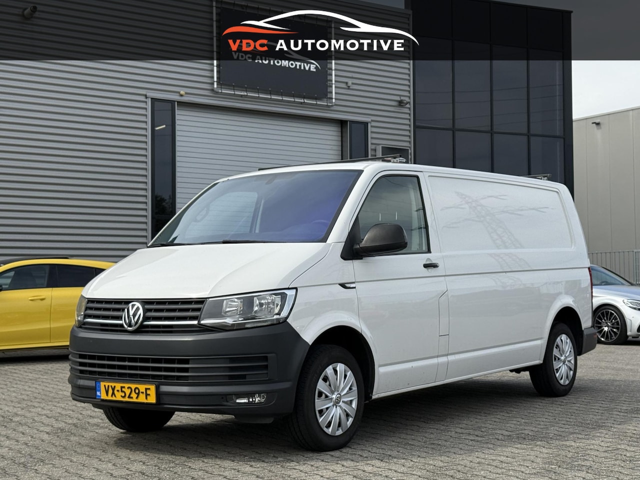 Volkswagen Transporter - 2.0 TDI L2H1 Airco | Cruisecontrol | Trekhaak | L2 - AutoWereld.nl