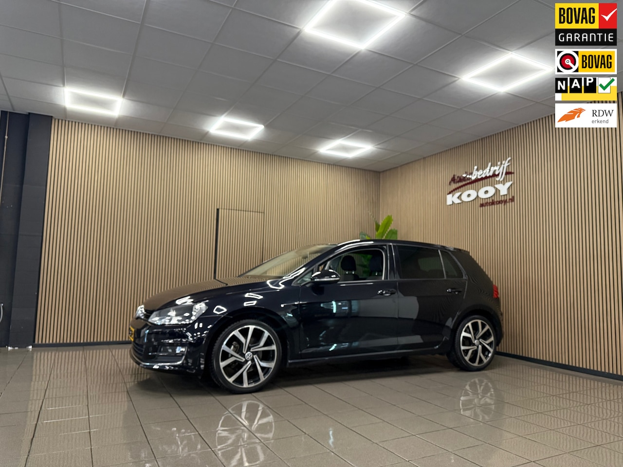 Volkswagen Golf - 1.2 TSI Highline * Navigatie / 18" LM Velgen / Cruise control / Parkeersensoren / NL Auto - AutoWereld.nl