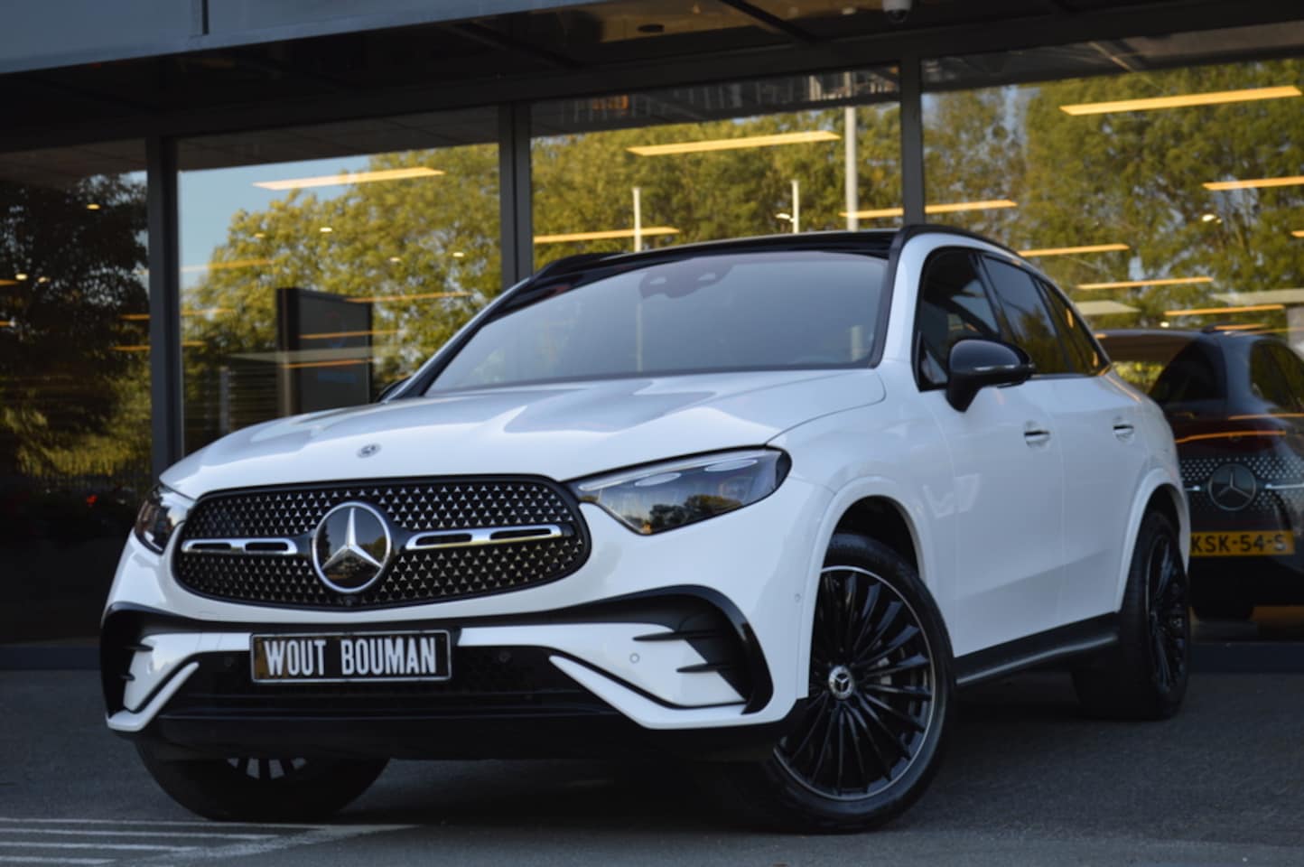 Mercedes-Benz GLC-klasse - 300e 4MATIC AMG Led Leder Panorama Memory Luchtvering Burmester Head-Up Trekhaak Pdc - AutoWereld.nl