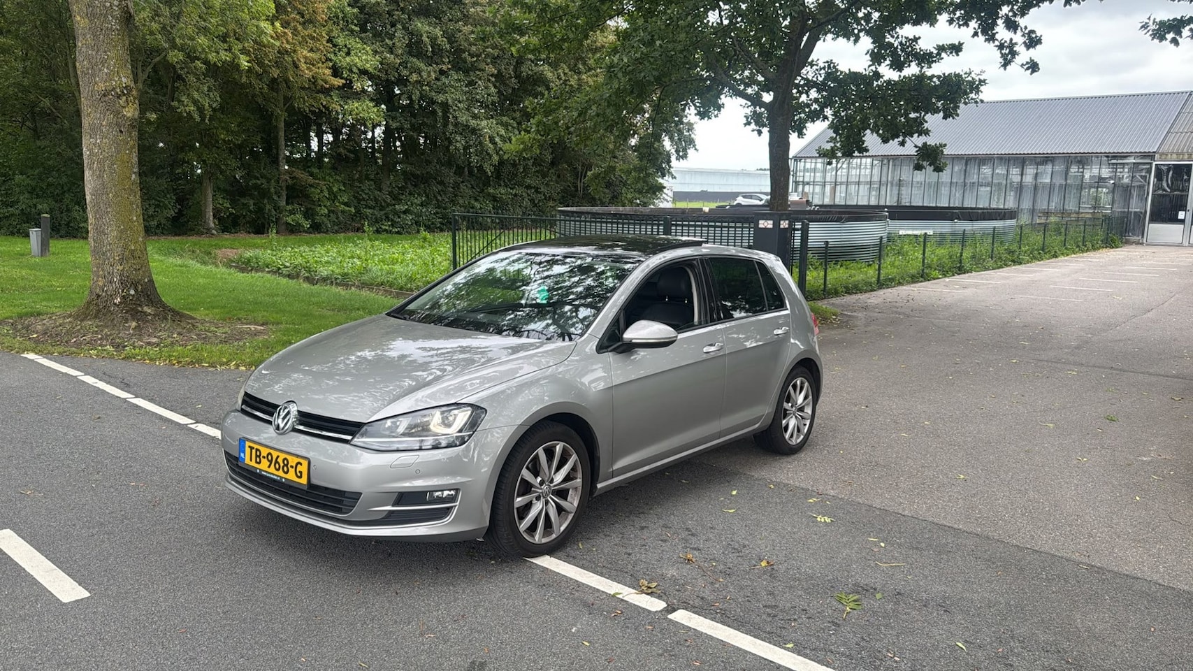 Volkswagen Golf - 2.0 TDI Highline PANORAMA DAK AUTOMAAT LEER NAVIGATIE BOMVOL GRIJS 2013 - AutoWereld.nl