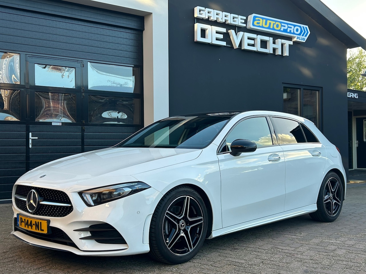 Mercedes-Benz A-klasse - 180 Business Solution AMG/Pano/sfeer - AutoWereld.nl