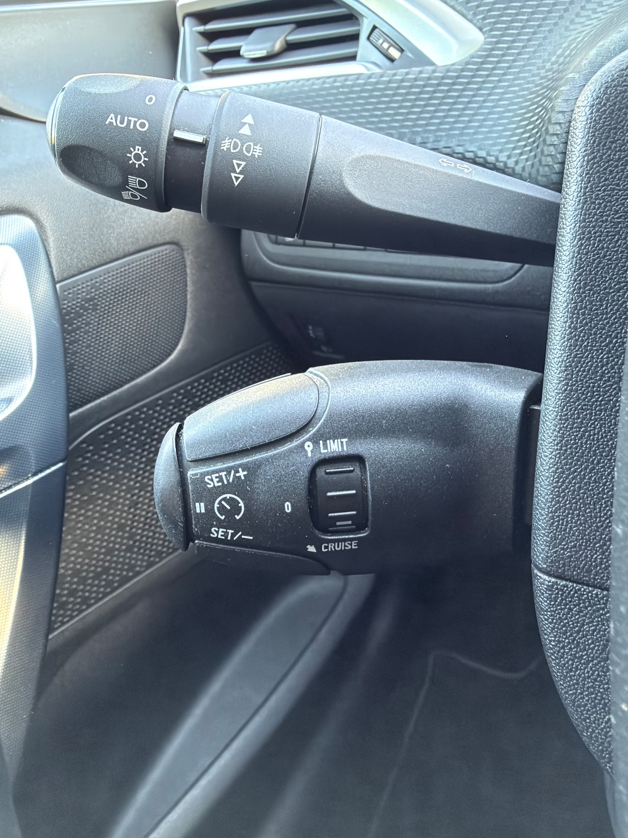 Peugeot 2008 - 1.2 PureTech Allure Pack Premium Plus Cruise control, airco, trekhaak