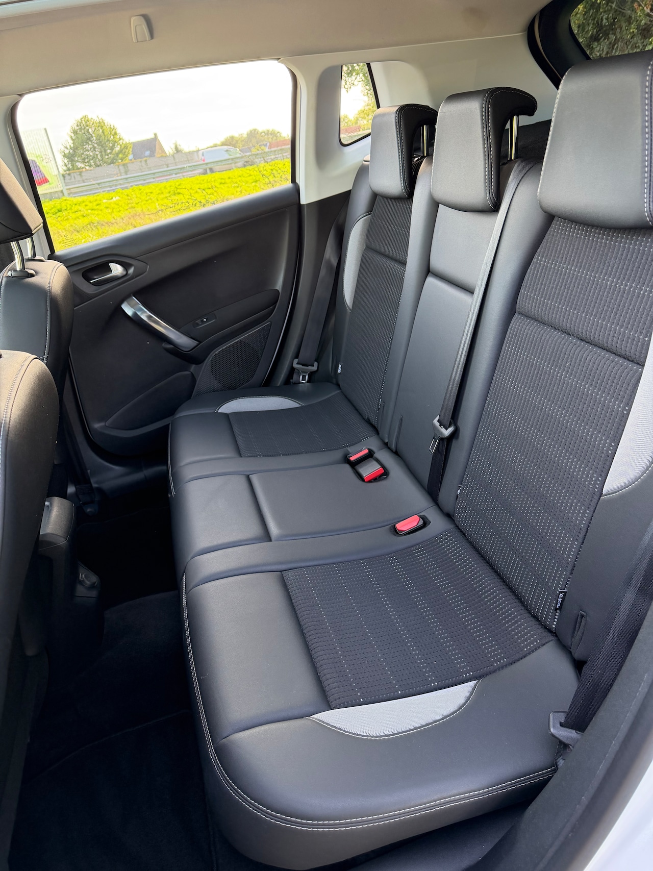 Peugeot 2008 - 1.2 PureTech Allure Pack Premium Plus Cruise control, airco, trekhaak