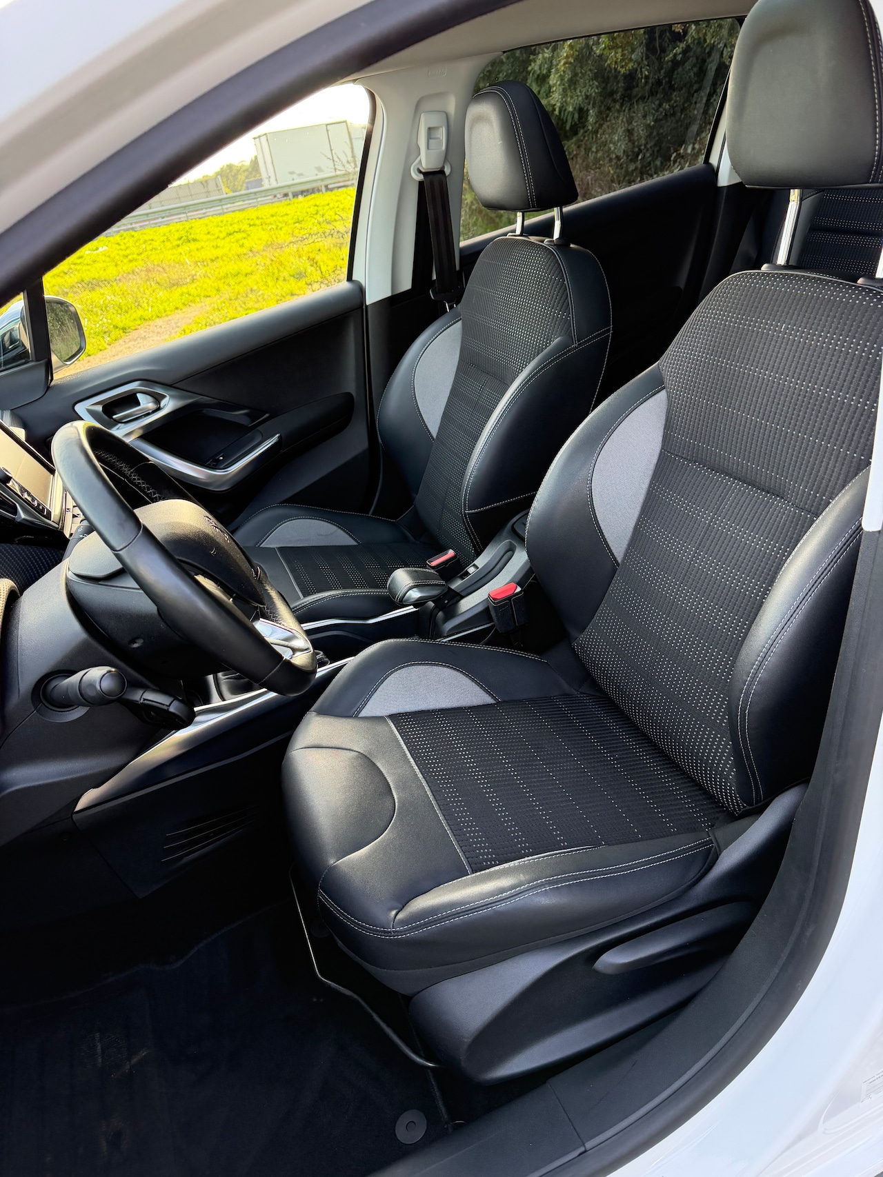 Peugeot 2008 - 1.2 PureTech Allure Pack Premium Plus Cruise control, airco, trekhaak