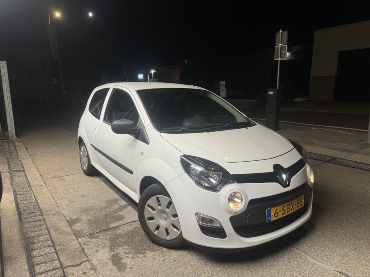 Renault Twingo - 1.2 16V Bluetooth Lage Km Super Fris 2013 - AutoWereld.nl