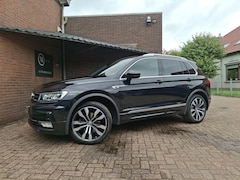 Volkswagen Tiguan - 2.0 TSI 4Motion Highline R-Line 220PK DSG Trekhaak / Carplay / Navigatie / Achteruitrijcam