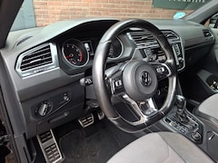 Volkswagen Tiguan - 2.0 TSI 4Motion Highline R-Line 220PK DSG Trekhaak / Carplay / Navigatie / Achteruitrijcam