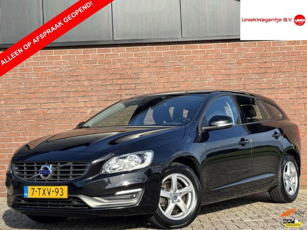 Volvo V60 - 1.6 T3 MOMENTUM | NL-AUTO! | NAVI! | CRUISE! - AutoWereld.nl