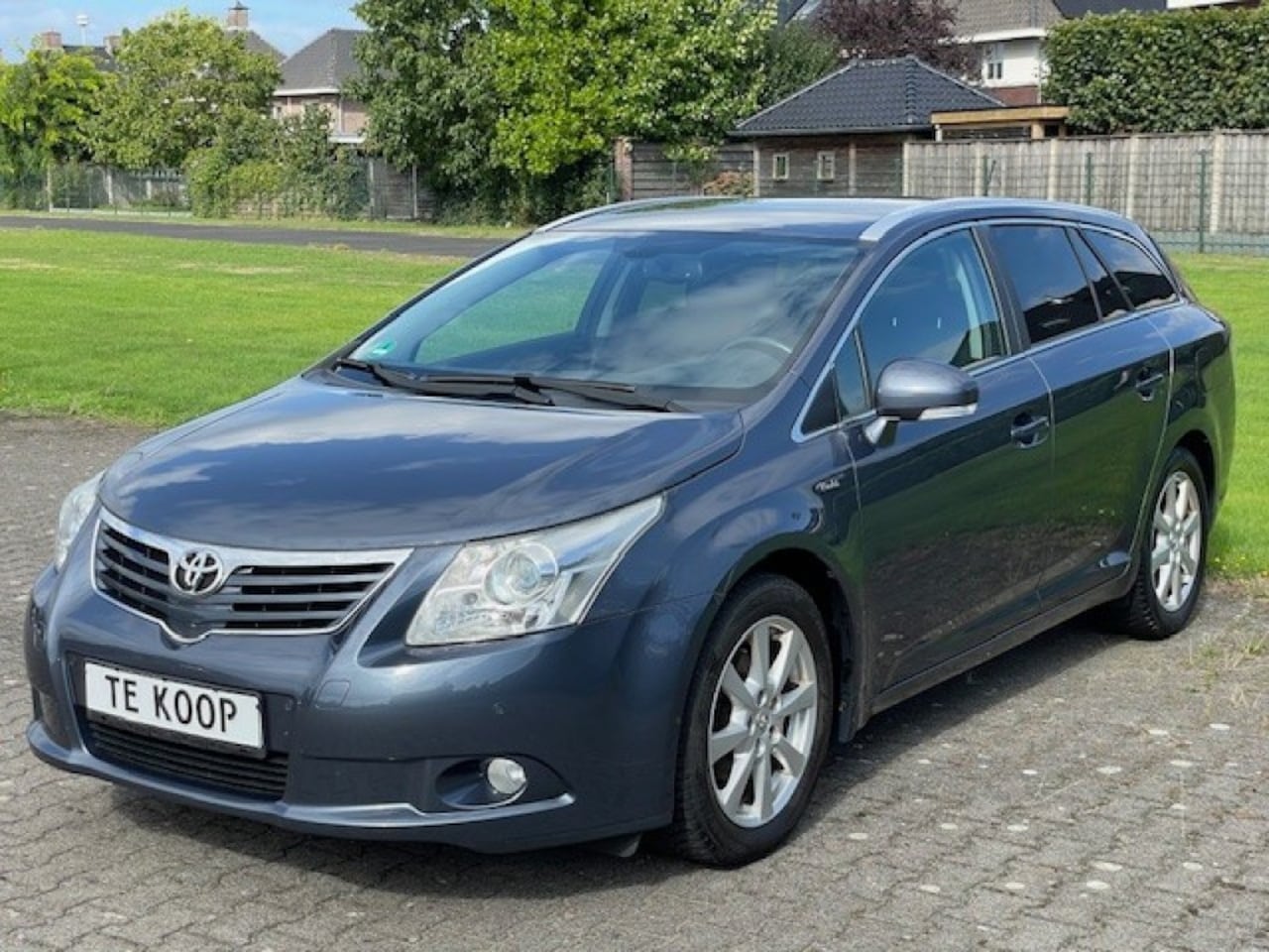 Toyota Avensis Wagon - 1.8 VVT-I Wagon Executive Automaat/ ECC/ LM/ Trekhaak/ Stoelverw. - AutoWereld.nl